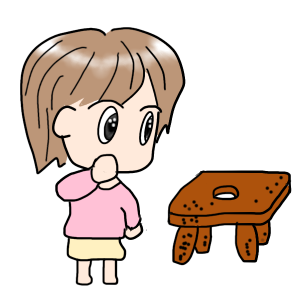 椅子に生えたカビを見て衛生面に不安を感じている女性。顔をしかめて戸惑う表情が印象的。