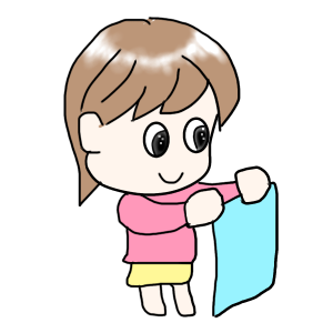 洗濯可能な防水マットを手に持つ女性。繰り返し使えることに安心感を感じている穏やかな笑顔。